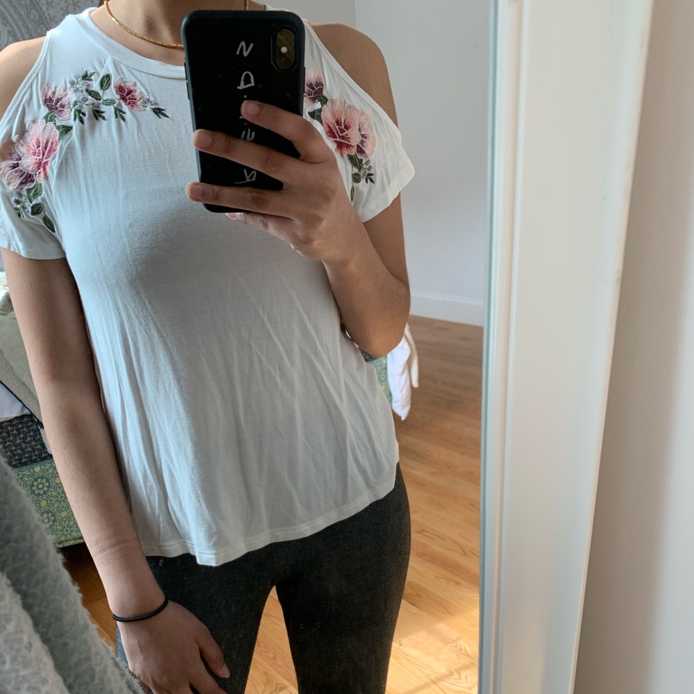 🛍3/$25 AMERICAN EAGLE Cold Shoulder Shirt